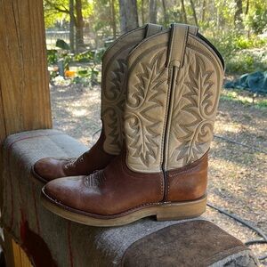 Justin boots size 8 M